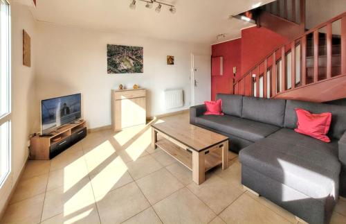 a living room with a couch and a tv at Appartement confortable à Bitche, 64 m², parfait pour familles in Bitche