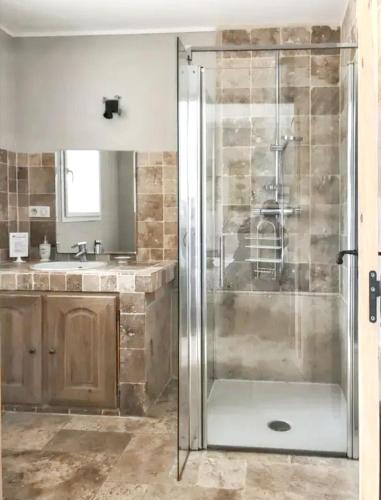 une douche en verre dans une salle de bain avec un lavabo dans l'établissement Villa élégante à Régusse avec piscine privée, à Régusse