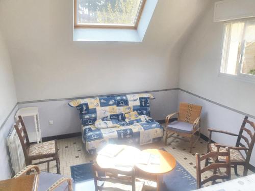 une chambre avec un lit, une table et des chaises dans l'établissement Maison moderne à Saint-Pol-de-Léon avec jardin privé, à Saint-Pol-de-Léon