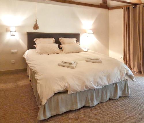 une chambre avec un grand lit avec deux serviettes dessus dans l'établissement Appartement spacieux à Cons-la-Grandville – 50 m² – TerrasseB, à Cons-la-Grandville