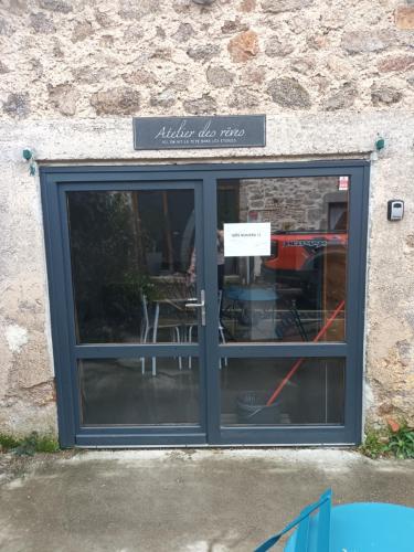 - une fenêtre d'un restaurant munie d'un panneau dans l'établissement Petite maison cocooning, à Brigueuil