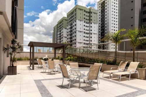 a patio with chairs and a table on a building at Flat S4 Hotel - Águas Claras - Brasília in Brasilia