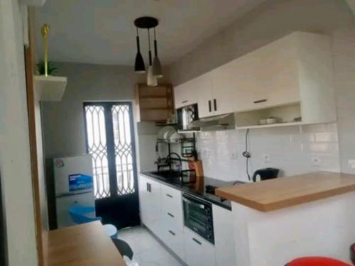 Kuchyň nebo kuchyňský kout v ubytování Appartement Fitahiana famille