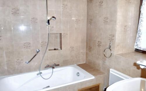 Kúpeľňa v ubytovaní Maison familiale avec jardin - Plougonvelin