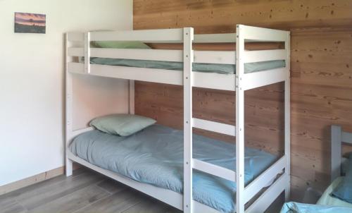 a bunk bed room with two bunk beds in a cabin at Maison spacieuse à Cerniébaud avec magnifique jardin. in Cerniébaud