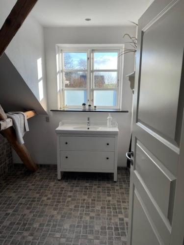 Gambar di galeri bagi Large 1st floor apartment di Kongerslev
