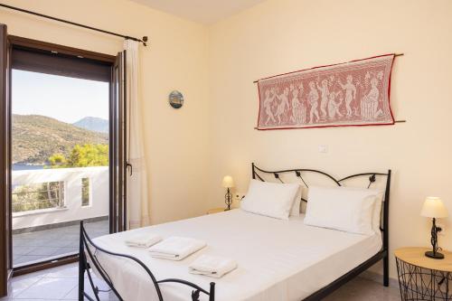 Giường trong phòng chung tại Villa Platanaki