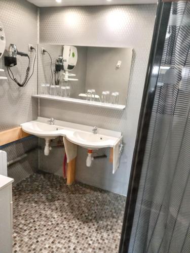 une salle de bain avec deux lavabos et un miroir dans l'établissement Maison accueillante avec jardin proche d'Échenans., à Échenans