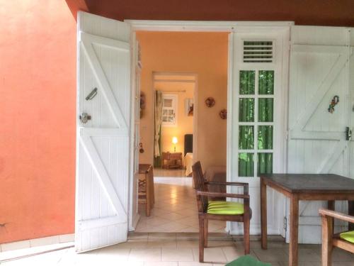 Fotografie z fotogalerie ubytování Bungalow idyllique à Trois-Rivières avec piscine partagée v destinaci Trois-Rivieres
