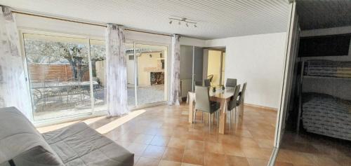 un salon avec une table et une salle à manger dans l'établissement Appartement spacieux à Saint-Maurice-sur-Eygues 70 m² avec jardin, à Saint-Maurice-sur-Eygues