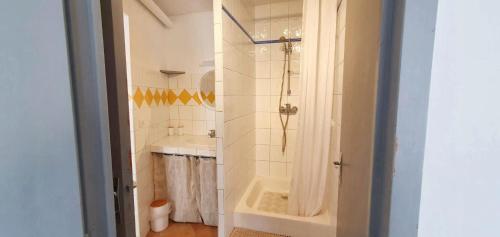 une salle de bain avec douche et lavabo dans l'établissement Appartement spacieux à Saint-Maurice-sur-Eygues 70 m² avec jardin, à Saint-Maurice-sur-Eygues