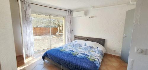 - une chambre avec un lit en face d'une fenêtre dans l'établissement Appartement spacieux à Saint-Maurice-sur-Eygues 70 m² avec jardin, à Saint-Maurice-sur-Eygues
