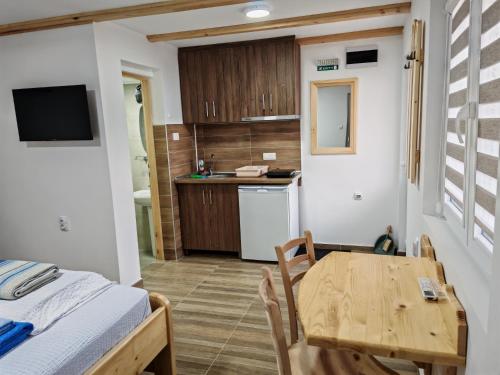 リバルスカ・バンヤにあるPorta Simićaのキッチン、ダイニングルーム(テーブル付)、小さなキッチンが備わります。