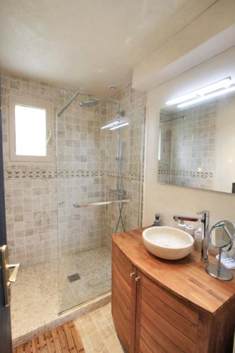 une salle de bain avec un lavabo et une douche dans l'établissement Maison de charme à Arbonne-la-Forêt avec terrasse-jardin verdoyant, à Corne-Biche