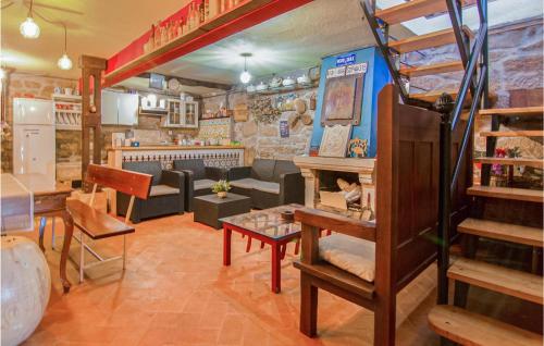 Ruang duduk di Stunning Home In A Peroxa With Wifi