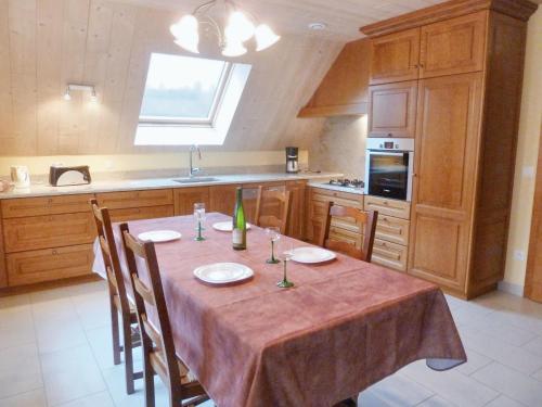 une cuisine avec une table et des chaises ainsi qu'une fenêtre dans l'établissement Appartement cosy à Bernardvillé 60 m² avec jardin vue montagne, à Bernardvillé