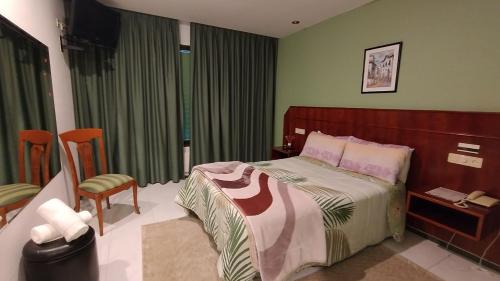 a bedroom with a bed and a table and chairs at Motel Montecarlo in Teo