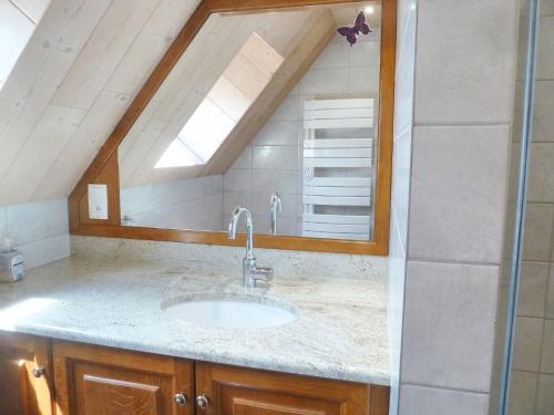 ein Badezimmer mit Waschbecken und Spiegel in der Unterkunft Appartement cosy à Bernardvillé 60 m² avec jardin vue montagne in Bernardvillé