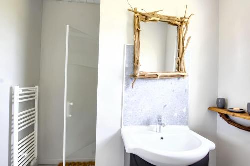 Ένα μπάνιο στο Maison chaleureuse à Fossemagne avec jardin et terrasse