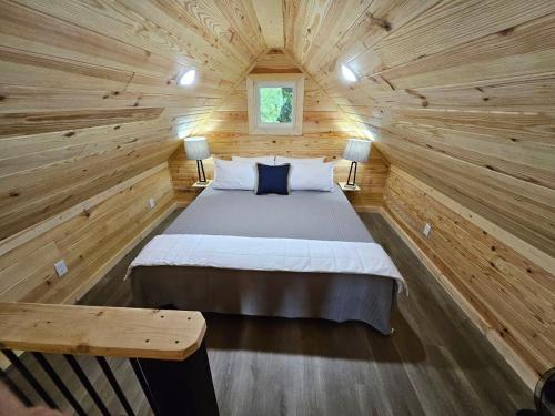 Ένα ή περισσότερα κρεβάτια σε δωμάτιο στο New! Pine Ridge Tiny Cabin with Hot Tub!