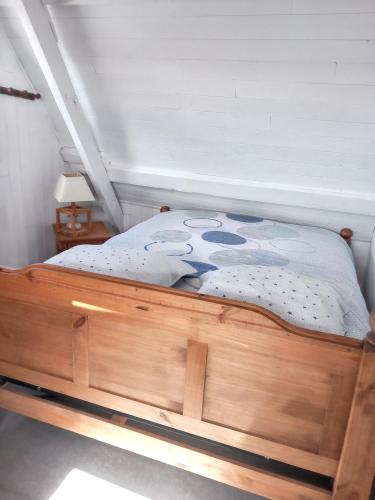 a bedroom with a wooden bed in a room at Maison accueillante à Camaret-sur-Mer - Jardin spacieux 38 m² in Camaret-sur-Mer