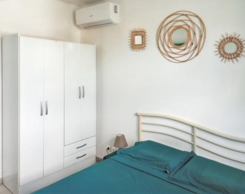 サンタンヌにあるAppartement moderne avec vue sur la mer à Sainte-Anne, 30 m²のベッドと鏡のある白い寝室