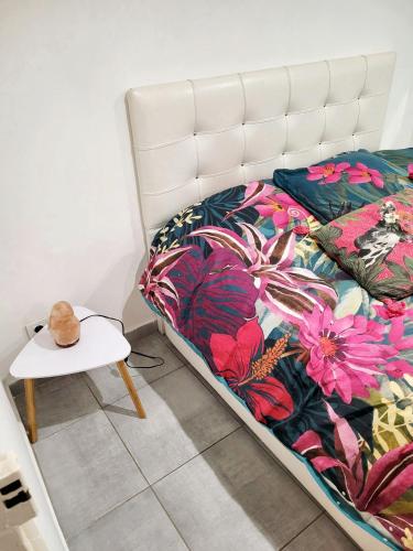 Ένα ή περισσότερα κρεβάτια σε δωμάτιο στο Appartement cosy La Seyne-sur-Mer 55m² avec jardin