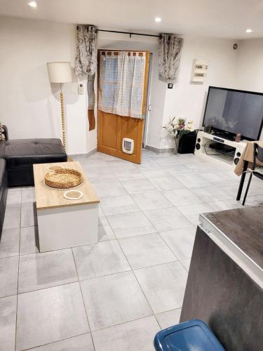 un salon avec un canapé et une télévision dans l'établissement Appartement cosy La Seyne-sur-Mer 55m² avec jardin, à La Seyne-sur-Mer