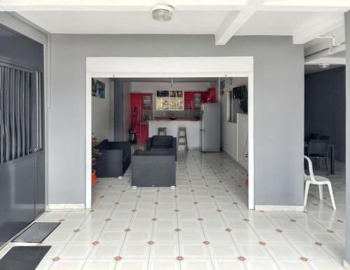 a kitchen and living room with a white floor at Villa charmante près de Saint-Esprit avec piscine privée in Quartier Monplaisir
