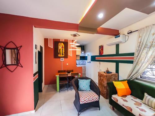 un soggiorno con un divano e un tavolo di MOOKSQUARE NS SPOT a Douala