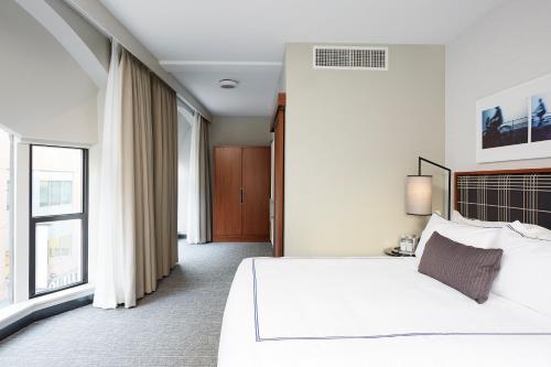 Postel nebo postele na pokoji v ubytování The Godfrey Hotel Boston