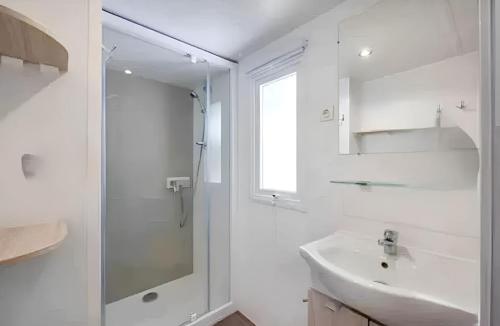 a white bathroom with a sink and a shower at Bungalow confortable à Nans-les-Pins avec piscine partagée in Nans-les-Pins