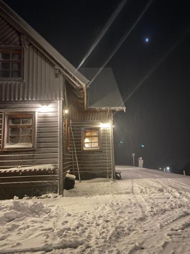 Hotel Vydrovy boudy Pec pod Sněžkou v zimě