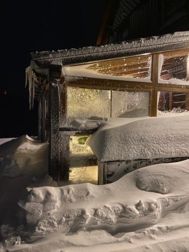 Hotel Vydrovy boudy Pec pod Sněžkou v zimě