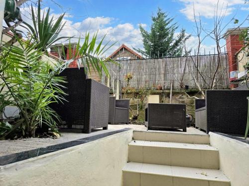 a garden with stairs and a fence and plants at Studio charmant à Noisy-le-Sec de 22 m² avec terrasse in Noisy-le-Sec
