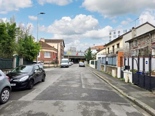 a street with cars parked on the side of the road at Studio charmant à Noisy-le-Sec de 22 m² avec terrasse in Noisy-le-Sec