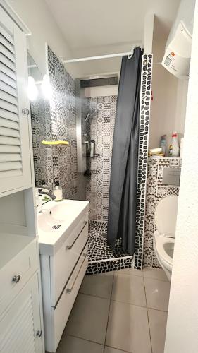 une salle de bain avec une douche, un lavabo et des toilettes dans l'établissement Appartement moderne avec vue sur la mer - 29 m² à Le Barcarès, au Barcarès