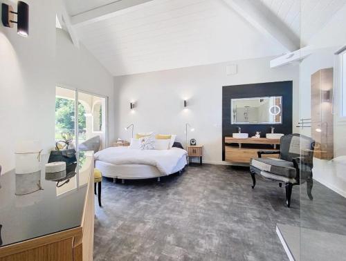 une chambre avec un lit, un bureau et un miroir dans l'établissement Villa Neuvecelle Piscine Sauna, à Neuvecelle