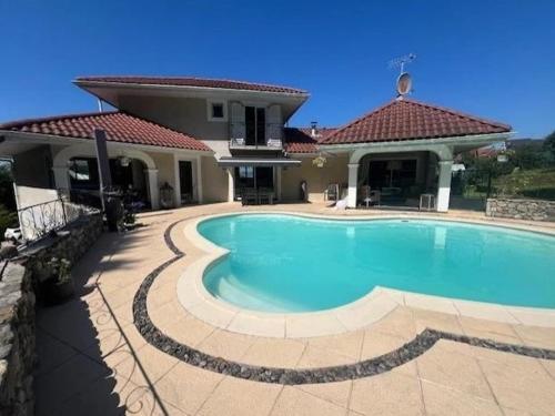 une grande piscine devant une maison dans l'établissement Villa Neuvecelle Piscine Sauna, à Neuvecelle