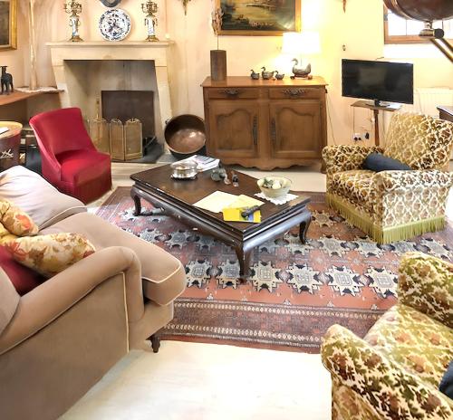 un salon avec des canapés et une table basse dans l'établissement Maison charmante au cœur de Sainte-Croix-du-Mont avec jardin, à Sainte-Croix-du-Mont