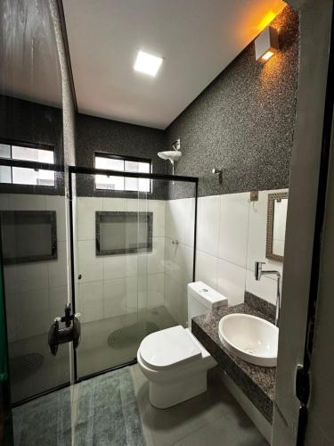 a bathroom with a toilet and a sink at Casa 05 próximo ao centro Delior 2 in Palmas