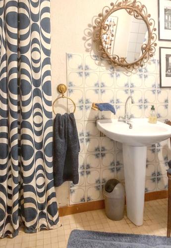 une salle de bain avec un lavabo et un miroir dans l'établissement Appartement charmant à Sainte-Croix-du-Mont avec jardin, à Sainte-Croix-du-Mont