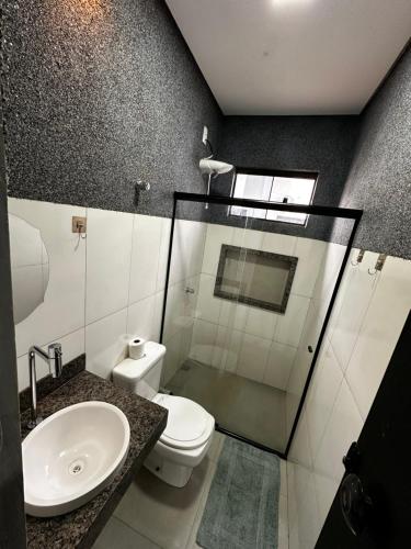 a bathroom with a toilet and a sink at Casa 05 próximo ao centro Delior 2 in Palmas