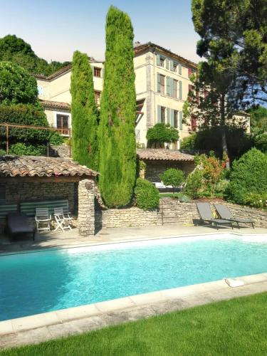Villa familiale avec piscine privée à Lacoste – 250 m²