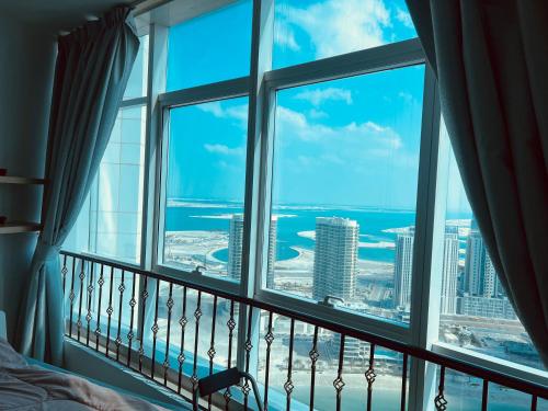 Una habitación con una ventana con vista al mar. en Panoramic Sea View Studio, en Abu Dabi
