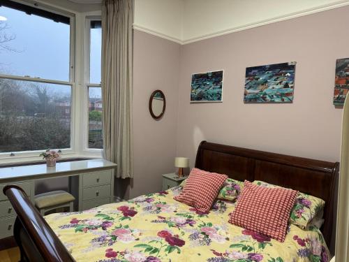 une chambre avec un lit avec deux oreillers dessus dans l'établissement Airy Apartment Sefton Park, à Liverpool
