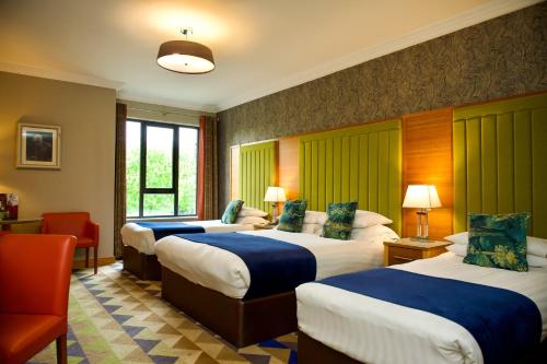 Postel nebo postele na pokoji v ubytování Amber Springs Hotel