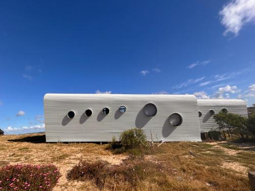 un edificio con ventanas circulares en un lateral en Posada El Pepe, en José Ignacio