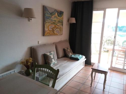 un salon avec un canapé et une table dans l'établissement Village Pont Royal en Provence - maeva Home - Appartement 2 pièces 5 personnes Confort MAE-2264, à Mallemort