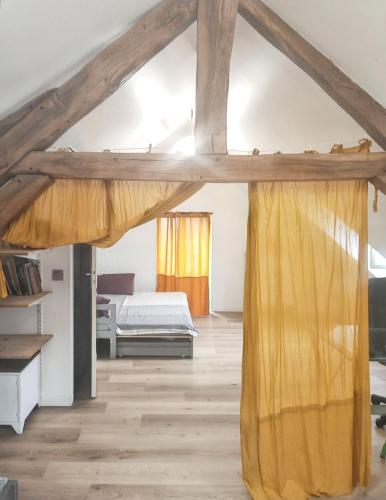 une chambre avec un lit dans une pièce dans l'établissement Villa élégante à Beauchêne avec piscine privée, à Beauchêne